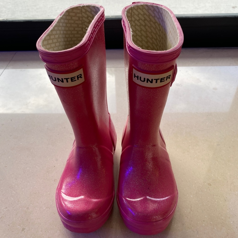 Hunter kids boots.  Pink glitter.